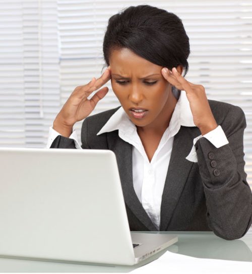 mujer con deolor de cabeza