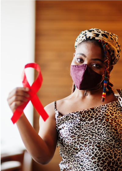 mujer con una cinta roja