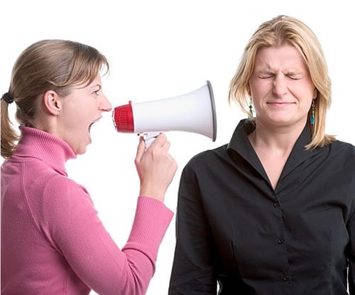 Mujer gritando por megáfono